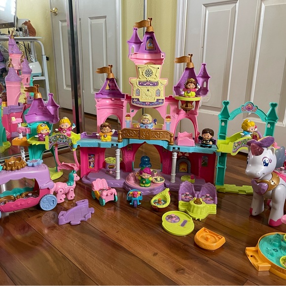 VTech interactive castle with accessories. - Picture 2 of 2